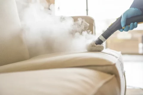 Limpieza a vapor en seco de sofá de tela para eliminar manchas y ácaros