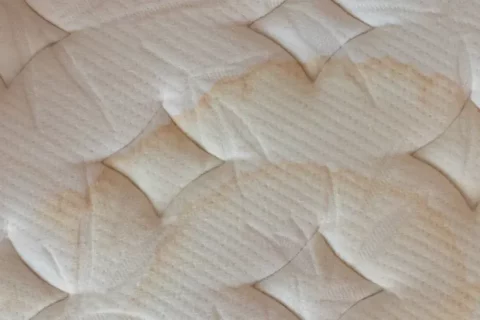 Cómo quitar manchas del colchón