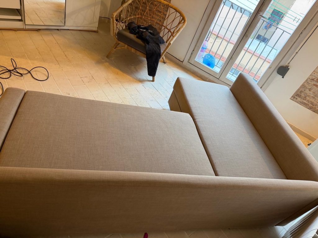 El sofá después de la limpieza.