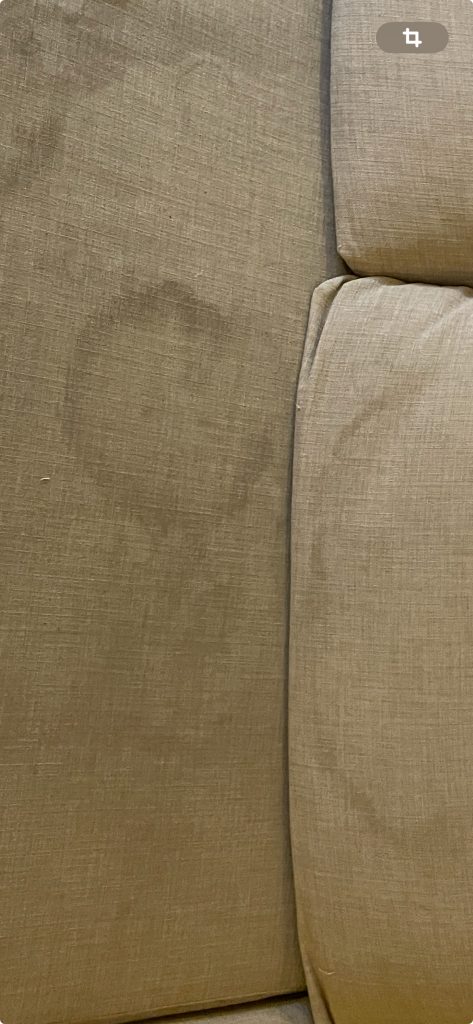 Manchas en el sofá antes de limpieza