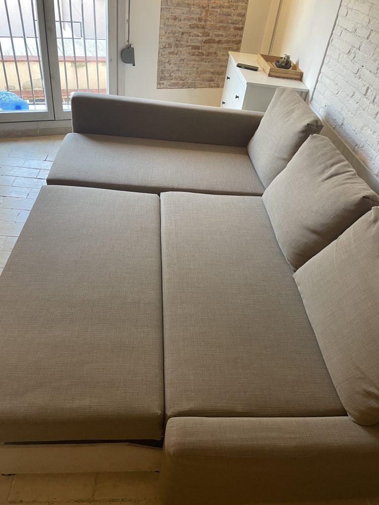 El sofá después de la limpieza.