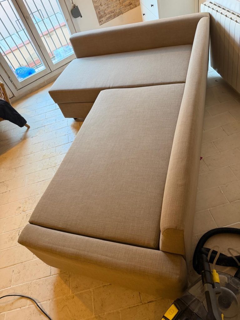 El sofá después de la limpieza.