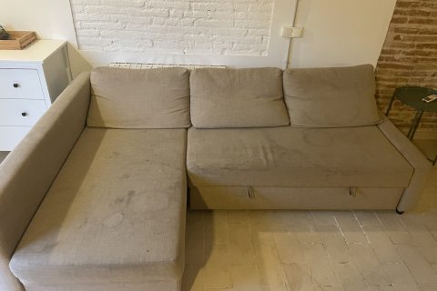 ¿Cómo quitar una mancha del sofá?