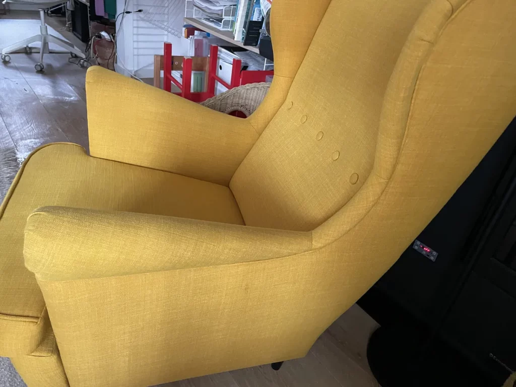 Cambio radical: el mismo sillón totalmente recuperado y limpio tras el servicio.