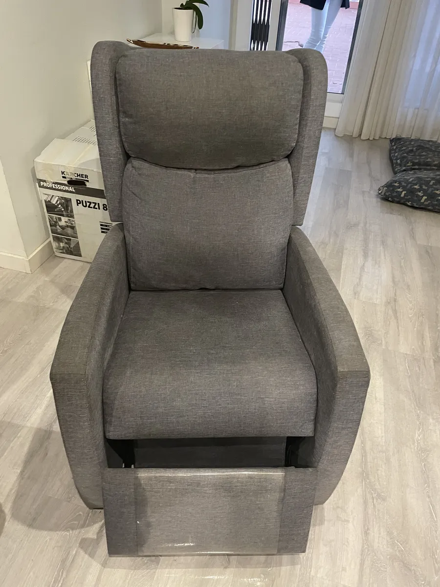 Estado inicial: Cómo quitar una mancha de aceite de una sillón tapizada antes de la limpieza.