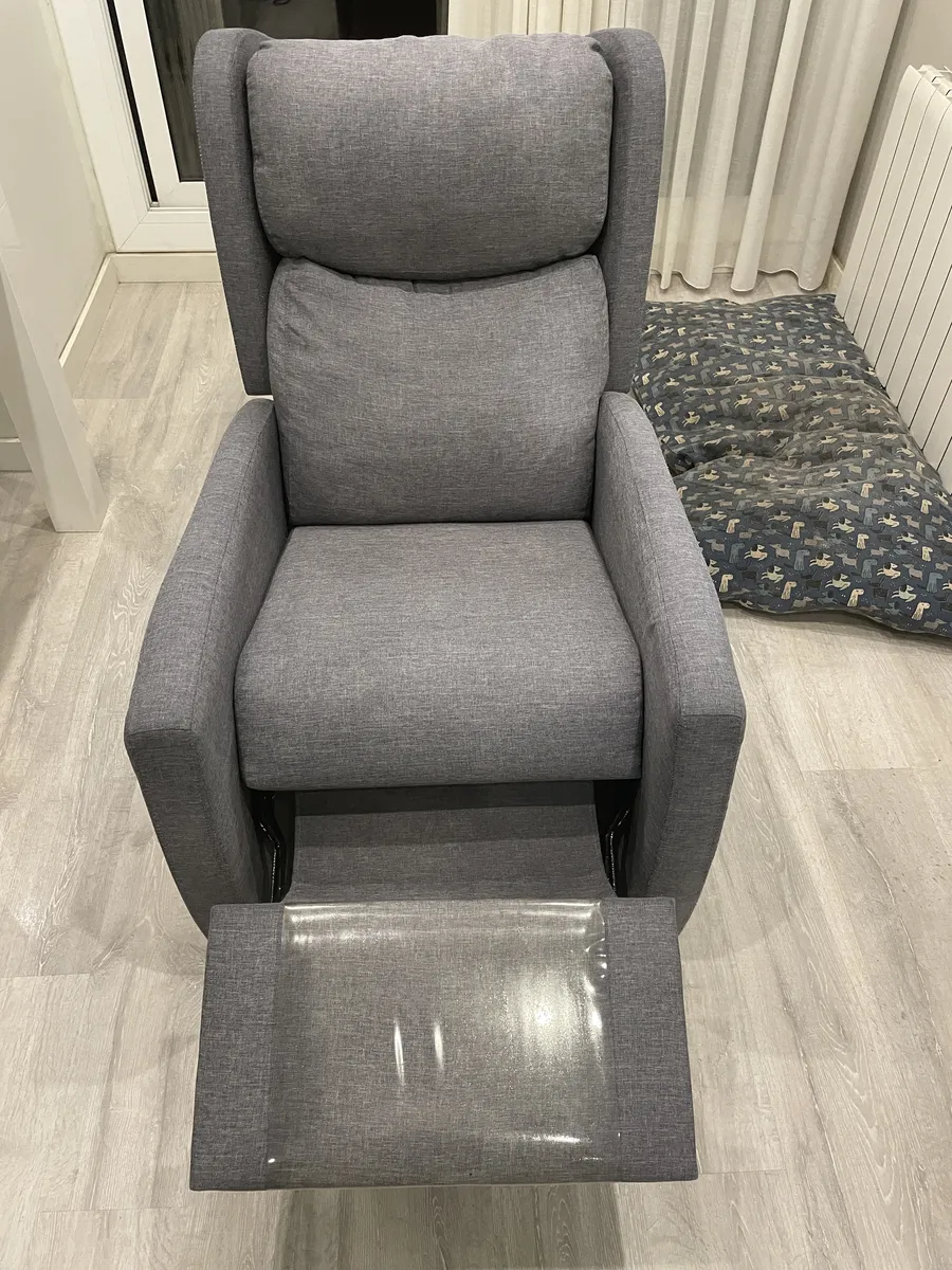 Resultado final: Sillón tapizada limpia y sin manchas de aceite después del tratamiento.