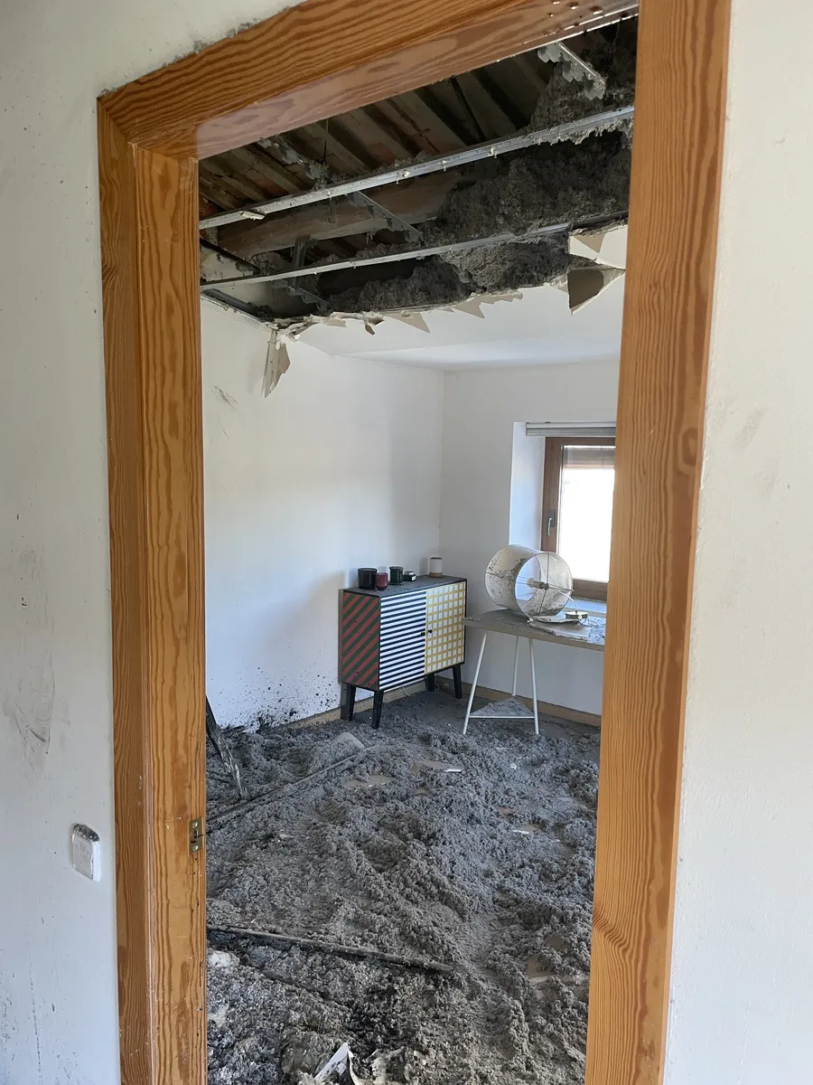 El humo y el hollín se expanden por toda la casa Habitación oscura cubierta de residuos tóxicos tras incendio