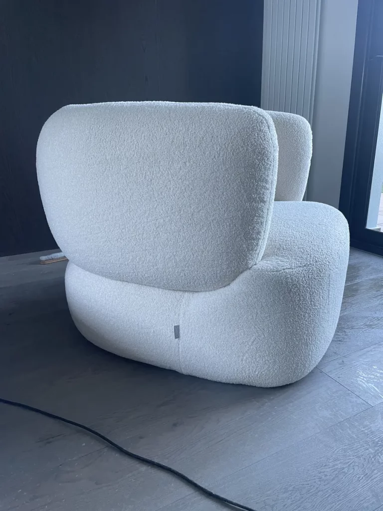 Lavado de sillón con tejido delicado y texturizado en Barcelona. Cuidado máximo de la fibra.