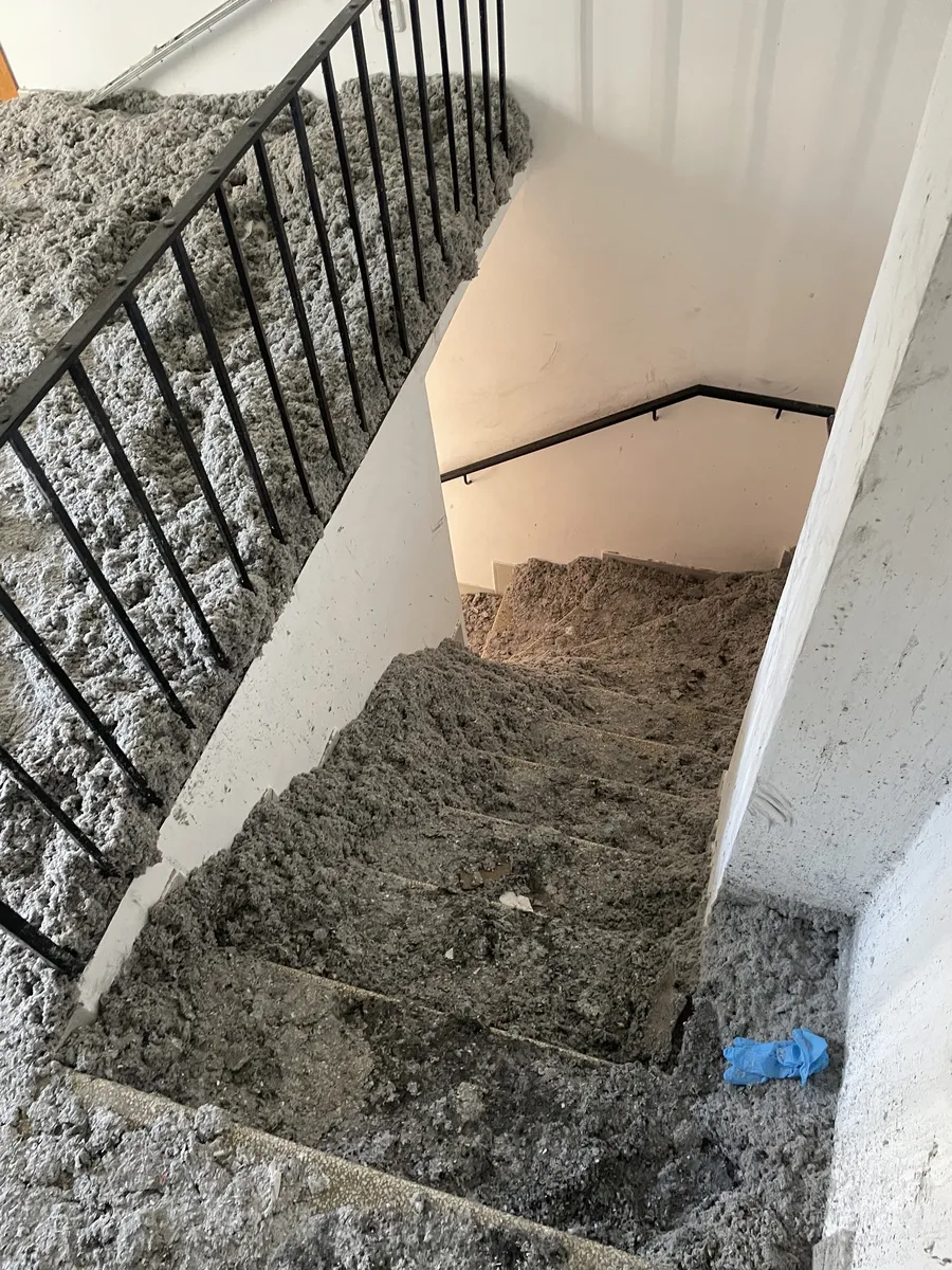 Eliminación de capa gruesa de hollín y ceniza en escaleras de vivienda