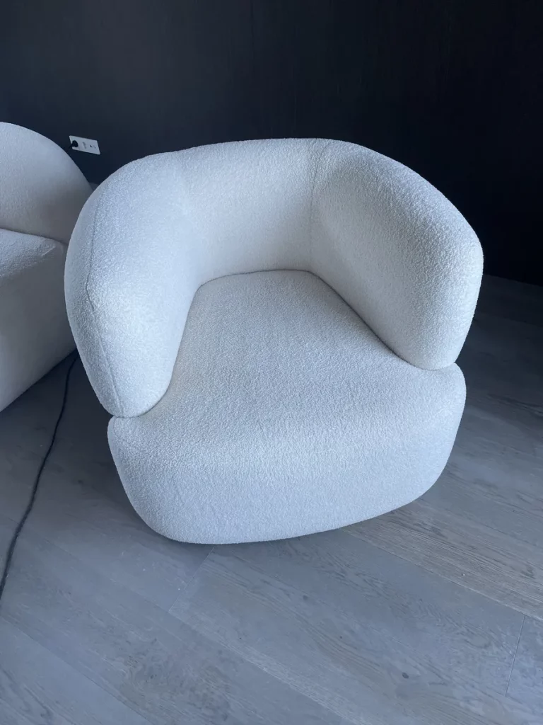 Limpieza profesional de sillón de diseño blanco con tejido tipo borreguito o bouclé. Resultado impecable sin dañar la textura.
