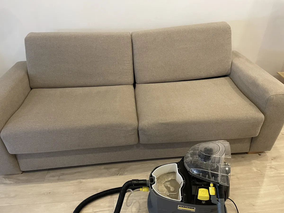 Maquinaria industrial extrayendo ácaros de un sofá