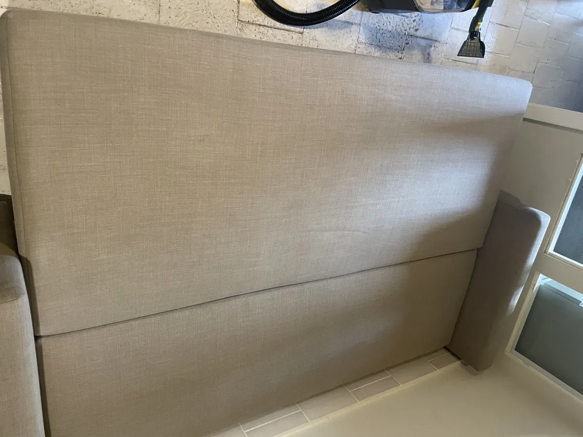 Inspección de sofá de tela y revisión de etiquetas de lavado antes de la limpieza