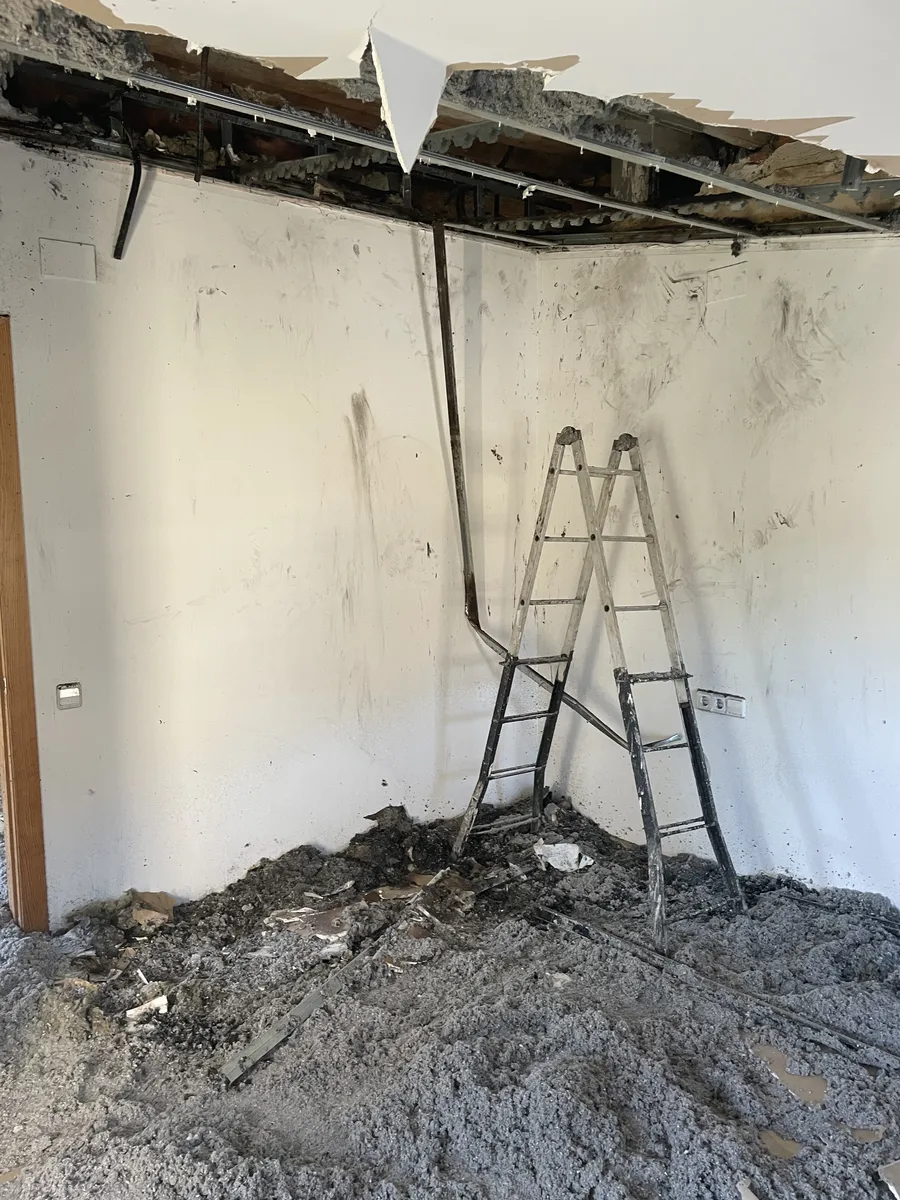 Dificultad para limpiar techos afectados por humo Limpieza de techos y paredes altas manchadas de hollín negro