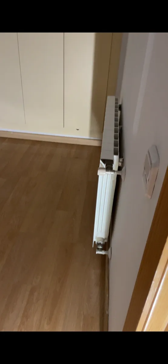 Eliminación de olores en superficies porosas y radiadores Paredes y radiadores limpios sin rastro de olor a humo