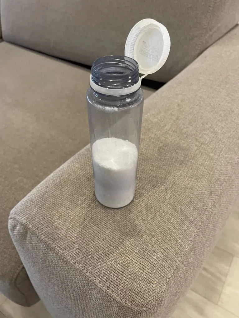 Aplicación de producto absorbente para eliminar el olor a orina del tejido.