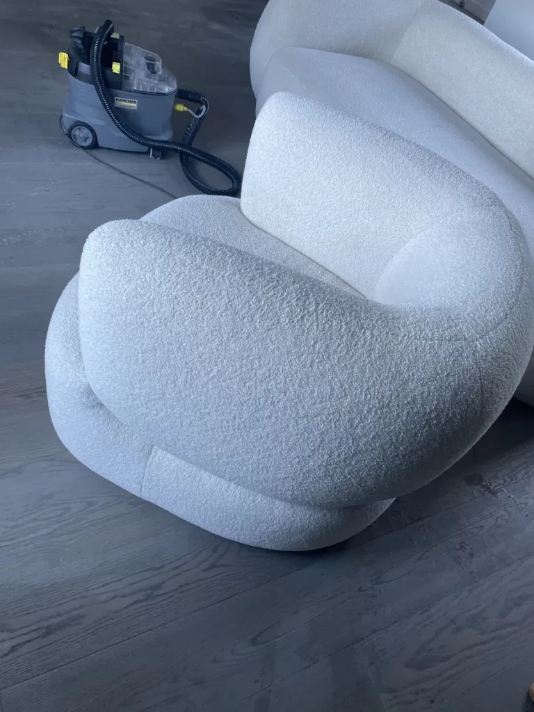 Cómo recuperar el color blanco de un sillón tapizado tras una limpieza profesional a fondo.