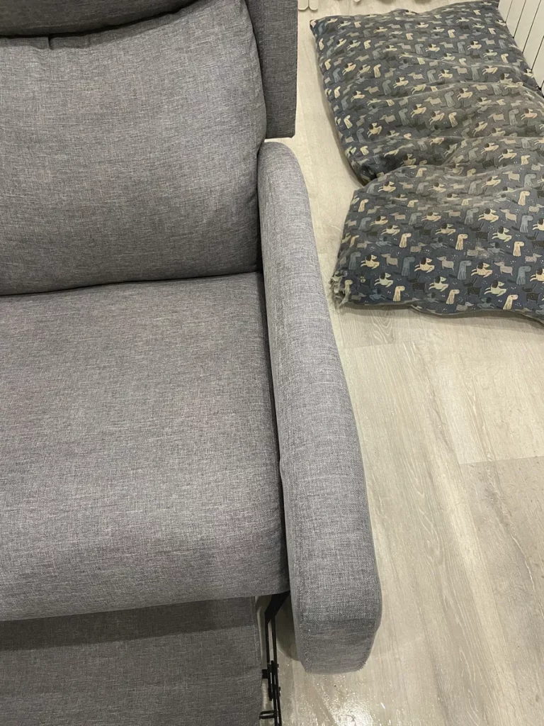 Sillón renovada y limpia tras el servicio profesional de Limpieza BCN.