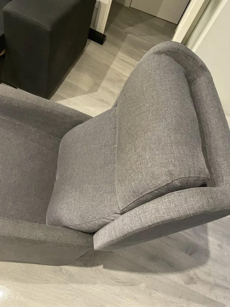 Silla sucia antes de la limpieza profesional.