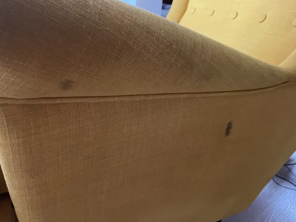 Estado lamentable de un sillón con suciedad acumulada antes del tratamiento profesional.