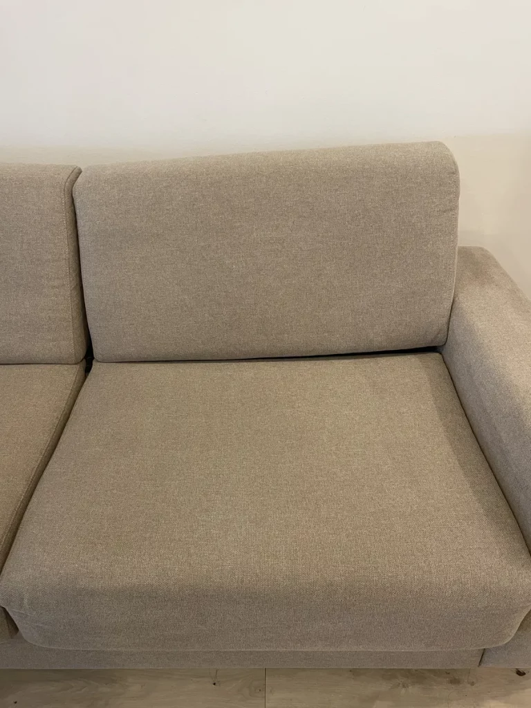 Resultado final: Sofá recuperado y libre de manchas.