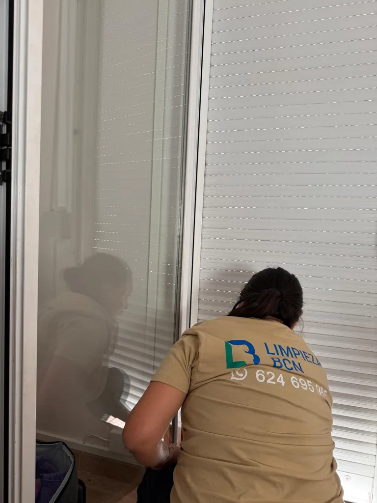 Limpieza detallada de persianas lama por lama Limpieza manual de lamas de persiana enrollable para eliminar polvo