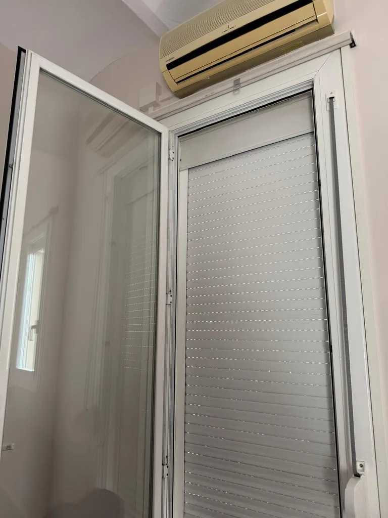 Resultado final: Ventanas y persianas perfectamente limpias Ventana con cristales impecables y persiana limpia tras servicio profesional