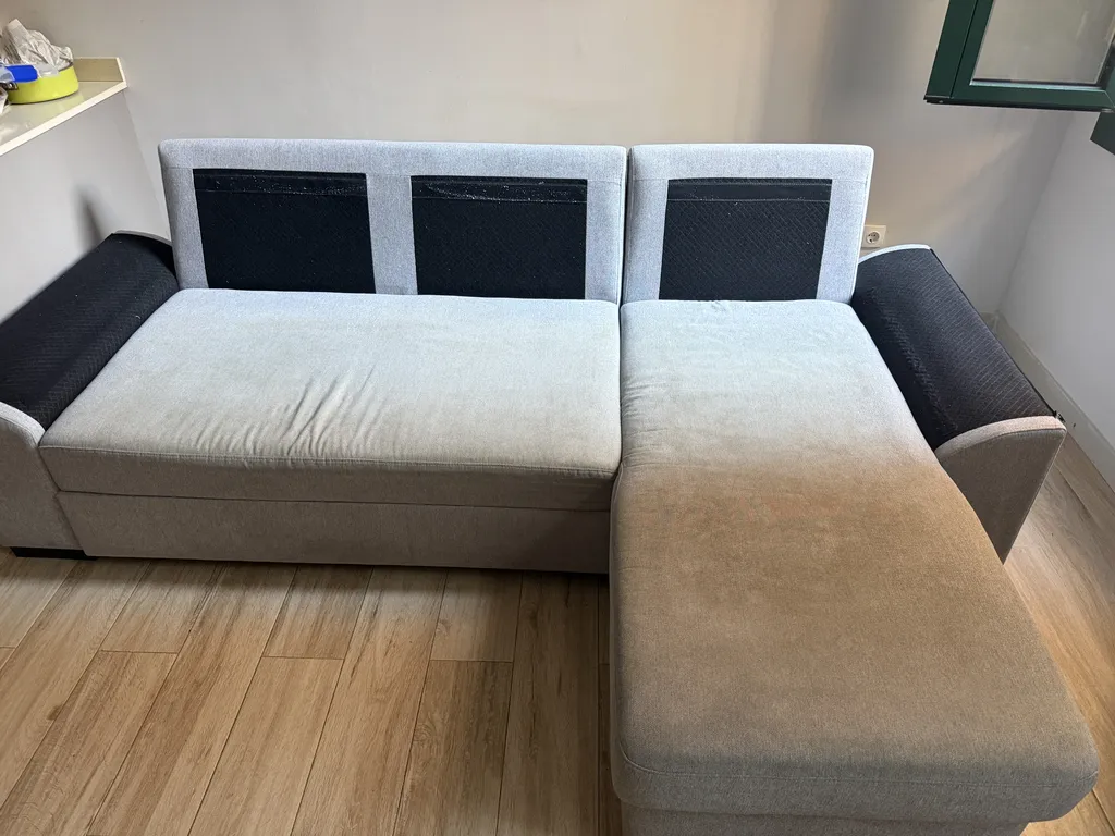 Sofá chaise longue con suciedad visible y manchas antes de la limpieza en seco - Limpieza BCN