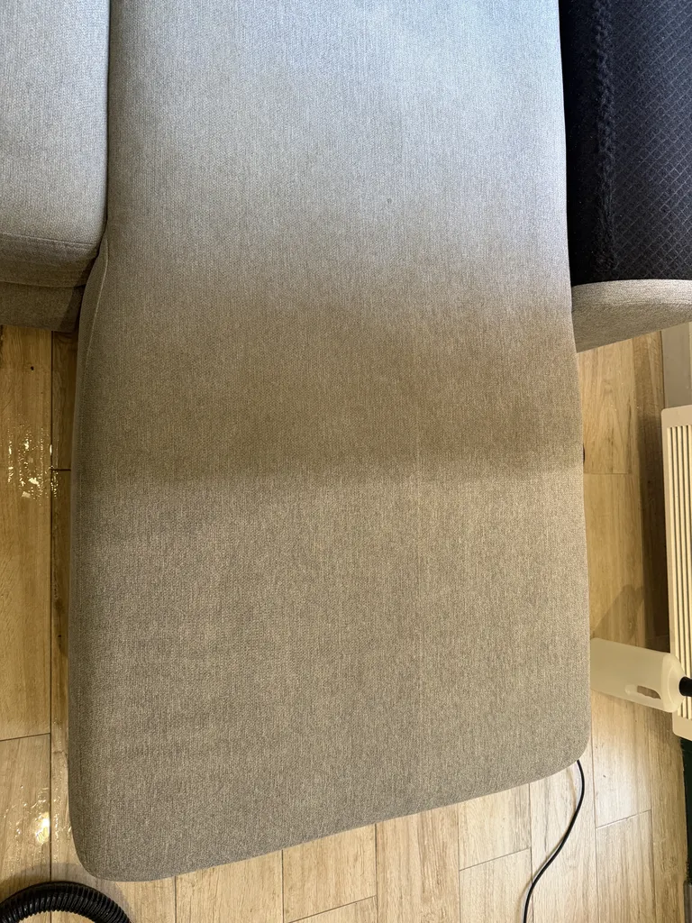 Proceso de limpieza de sofá en seco: mitad sucio mitad limpio