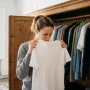 Cómo Quitar el Olor a Humedad de la Ropa и Armarios para Siempre