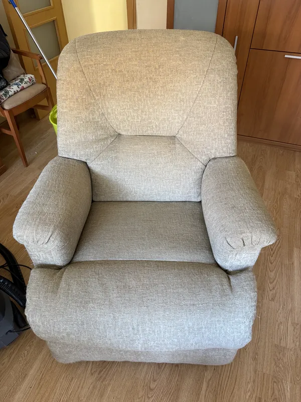 Sillón de tela limpio, renovado y sin cercos de agua tras limpieza por inyección-extracción