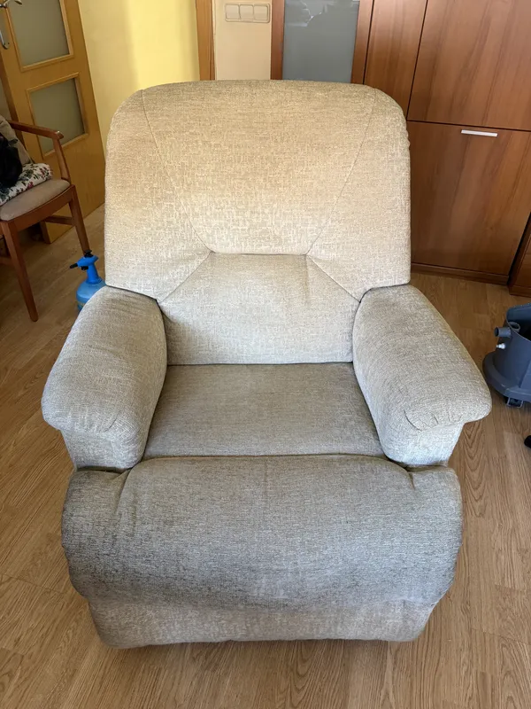 Sillón de tela fijo con manchas y suciedad incrustada antes de limpiarlo