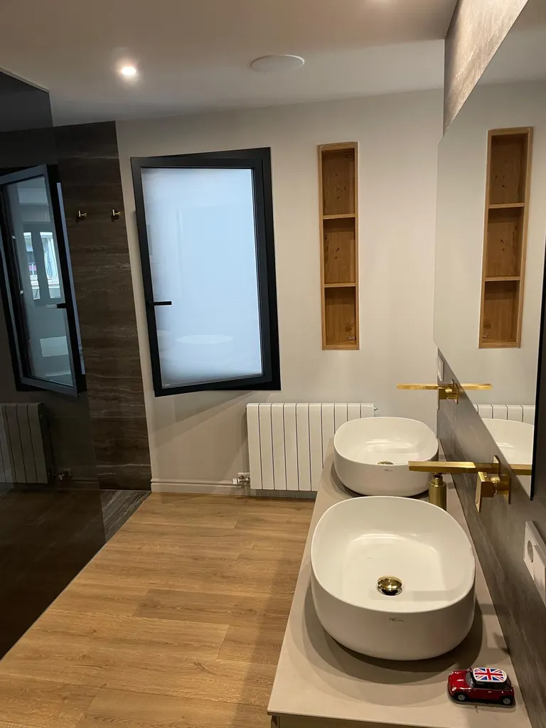 Baño de diseño completamente desinfectado mediante nuestro servicio de limpieza a fondo