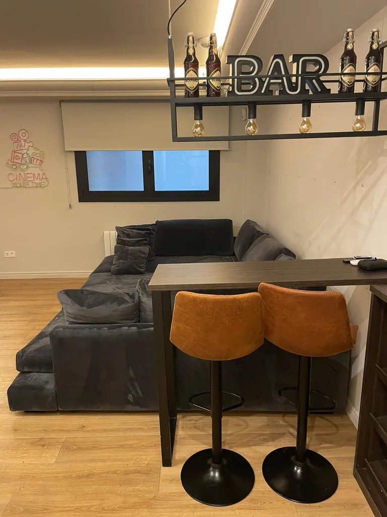 Limpieza a fondo de un minibar en un piso exclusivo preparado para entrar a vivir