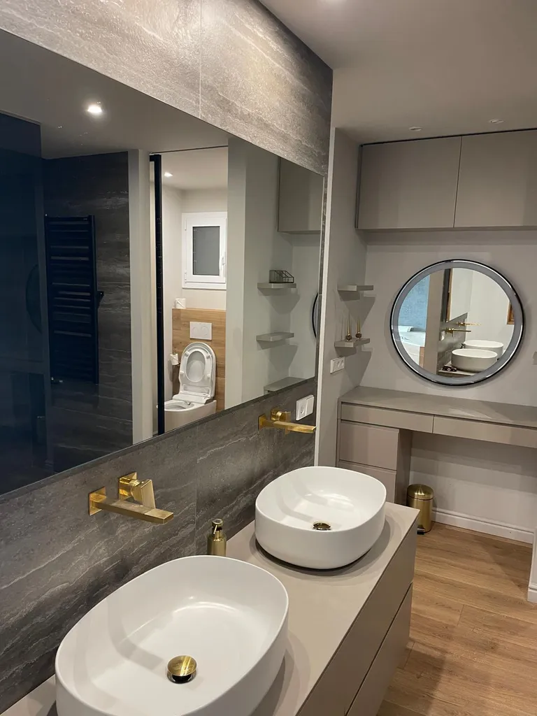 Espejos y grifería brillantes sin restos de polvo de construcción ni marcas de agua