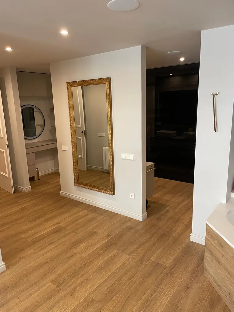 Acabados perfectos en mobiliario y suelos tras servicio de limpieza para entrega de llaves