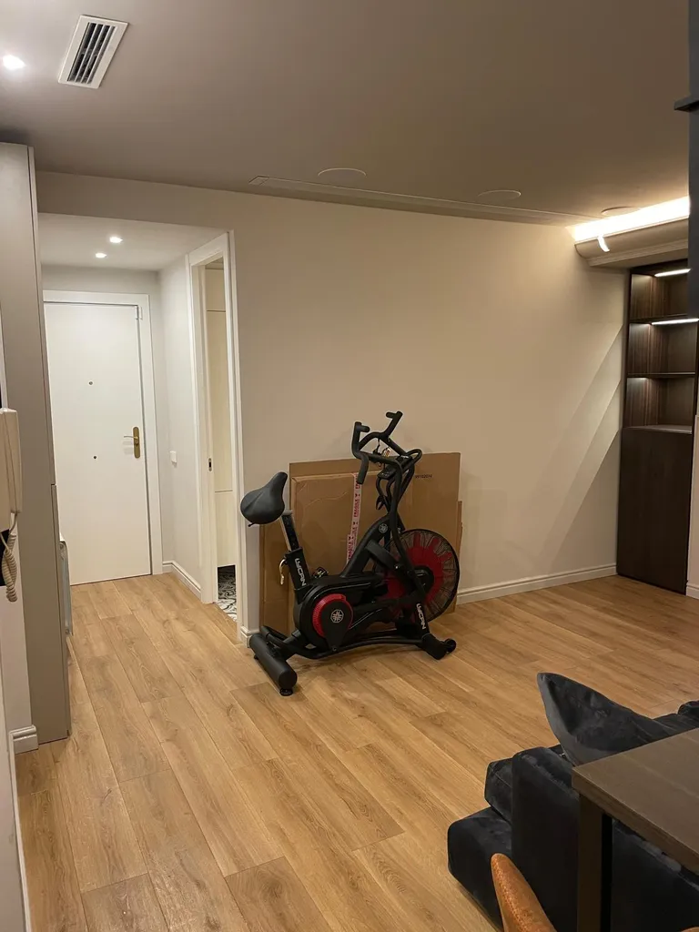 Salón de lujo impecable tras una limpieza final de obra en Barcelona