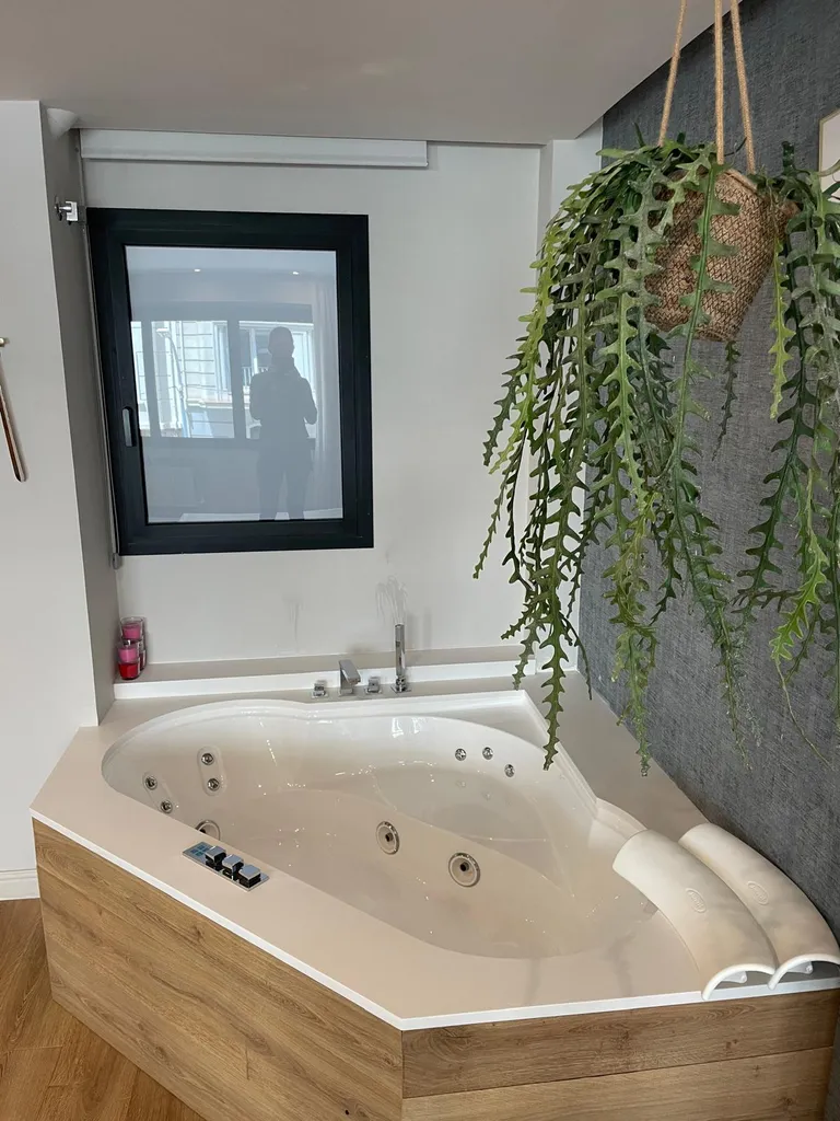 Jacuzzi reluciente y libre de cal tras una exhaustiva limpieza final de obra