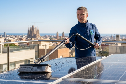 Limpieza de Placas Solares en Barcelona Evita Perder Dinero