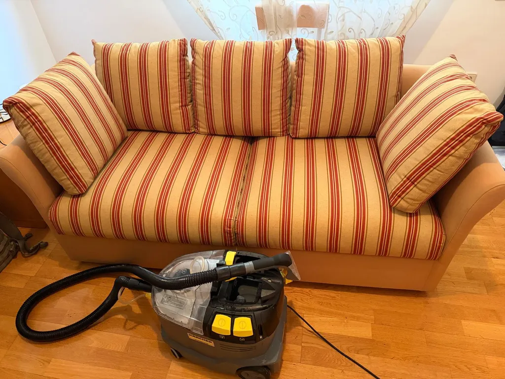 Resultados impecables en un sofá a rayas tras usar maquinaria profesional, colores vivos sin que el tinte rojo manche el fondo claro