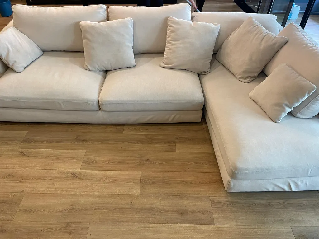 Impecable sofá modular de algodón tras nuestro servicio de limpieza en seco en Barcelona, recuperando su luz y color original sin dejar cercos