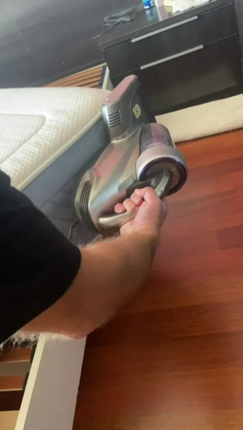 Técnico aspirando el polvo y ácaros de un colchón