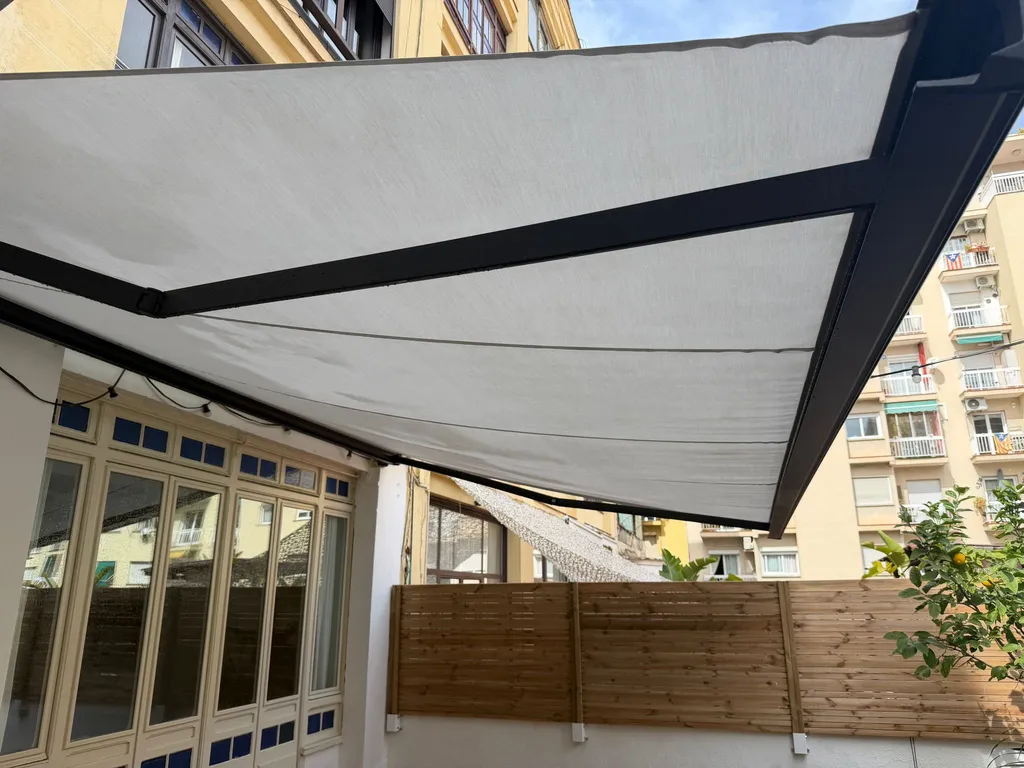 Toldo de terraza completamente limpio y con el color recuperado tras el servicio profesional
