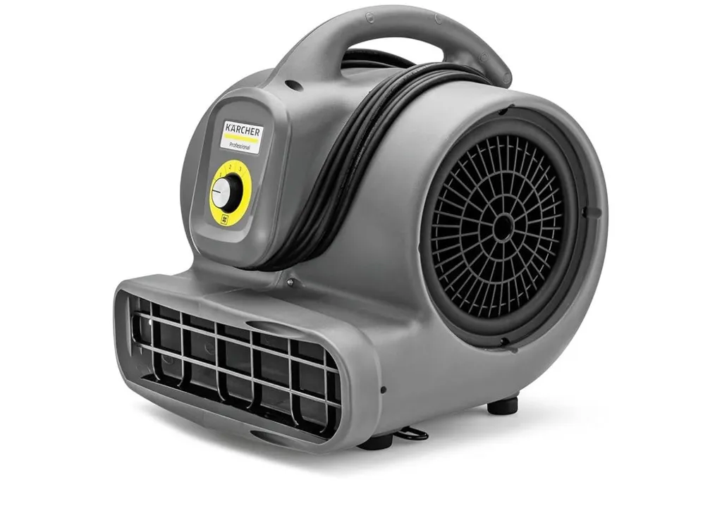 Potente turbina de secado rápido utilizada por Limpieza BCN para evitar la aparición de taninos en sofás de algodón