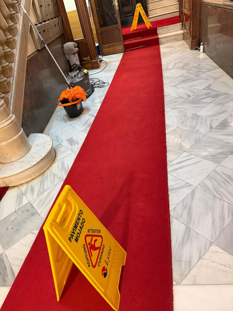 Alfombra pasillera roja libre de polvo y manchas en el pasillo