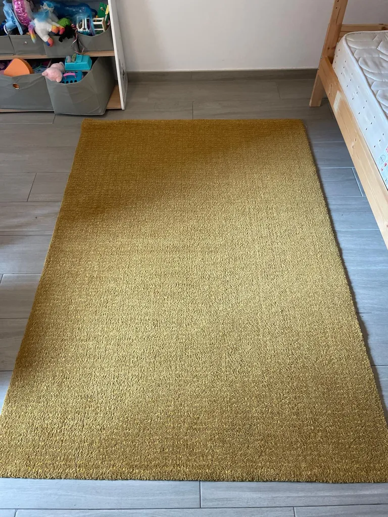 Alfombra gruesa de color beige impecable tras una limpieza en casa
