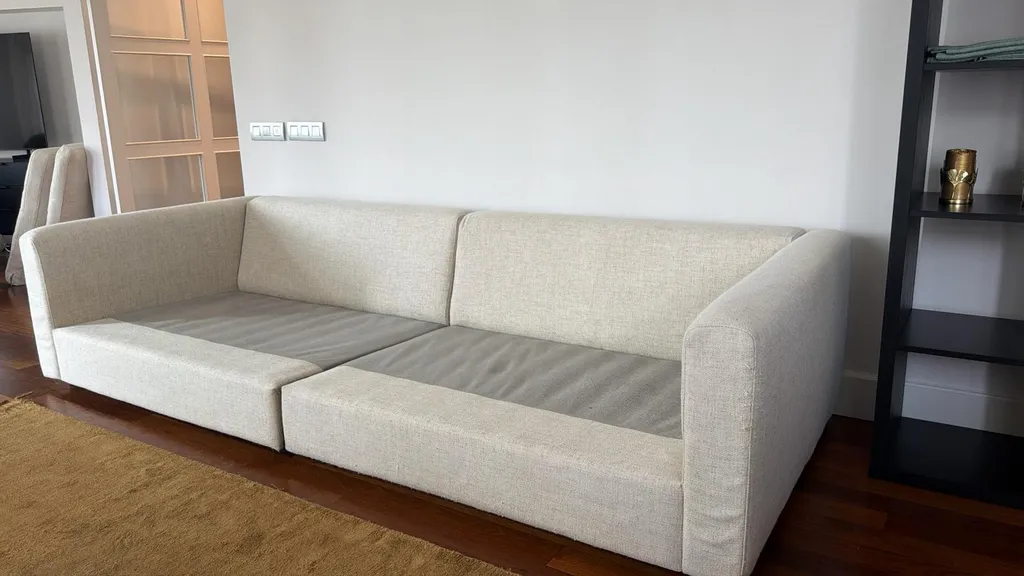 Estructura y armazón de un sofá de diseño completamente limpio y desinfectado tras retirar las fundas