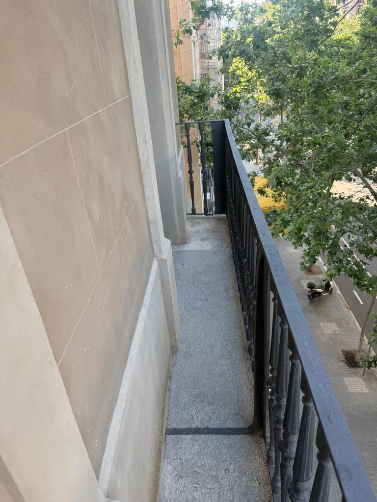 Terraza impecable y desinfectada después de limpiar caca de paloma