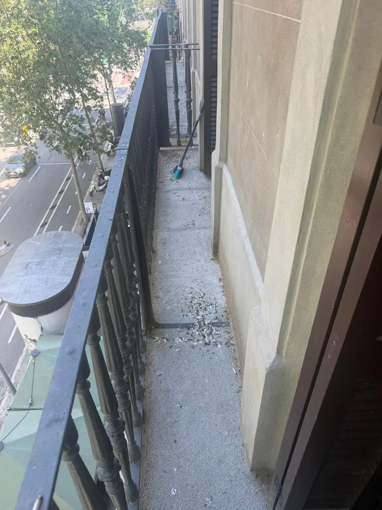 Terraza muy sucia llena de excrementos de paloma antes de la limpieza