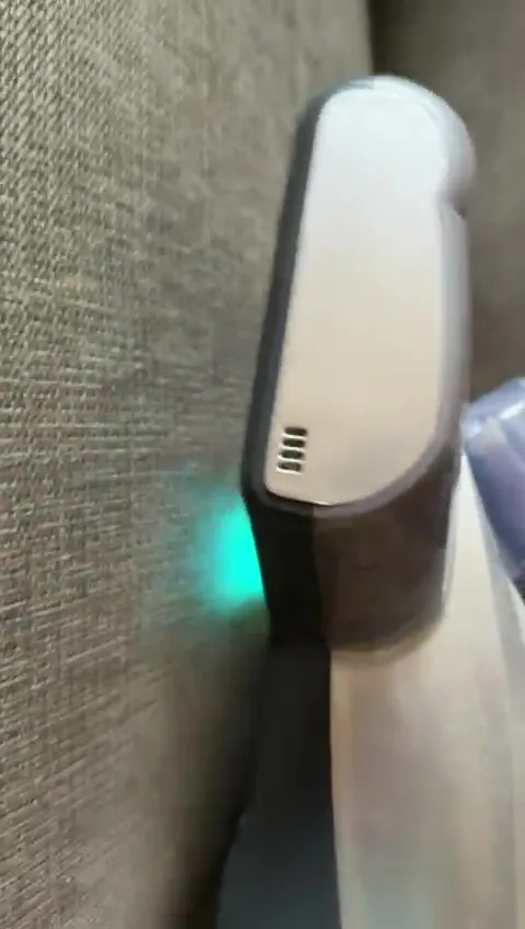 Esterilización de tapicería con lámpara de luz ultravioleta UV-C para la eliminación de ácaros en un sofá de Barcelona.