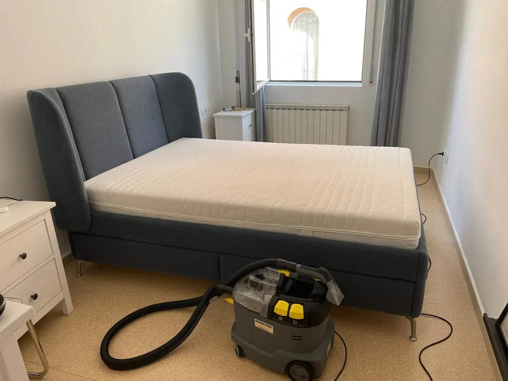 Desinfección de colchón con maquinaria Kärcher | Limpieza BCN Limpieza profesional de colchón a domicilio con sistema de inyección-extracción antes de vender la casa